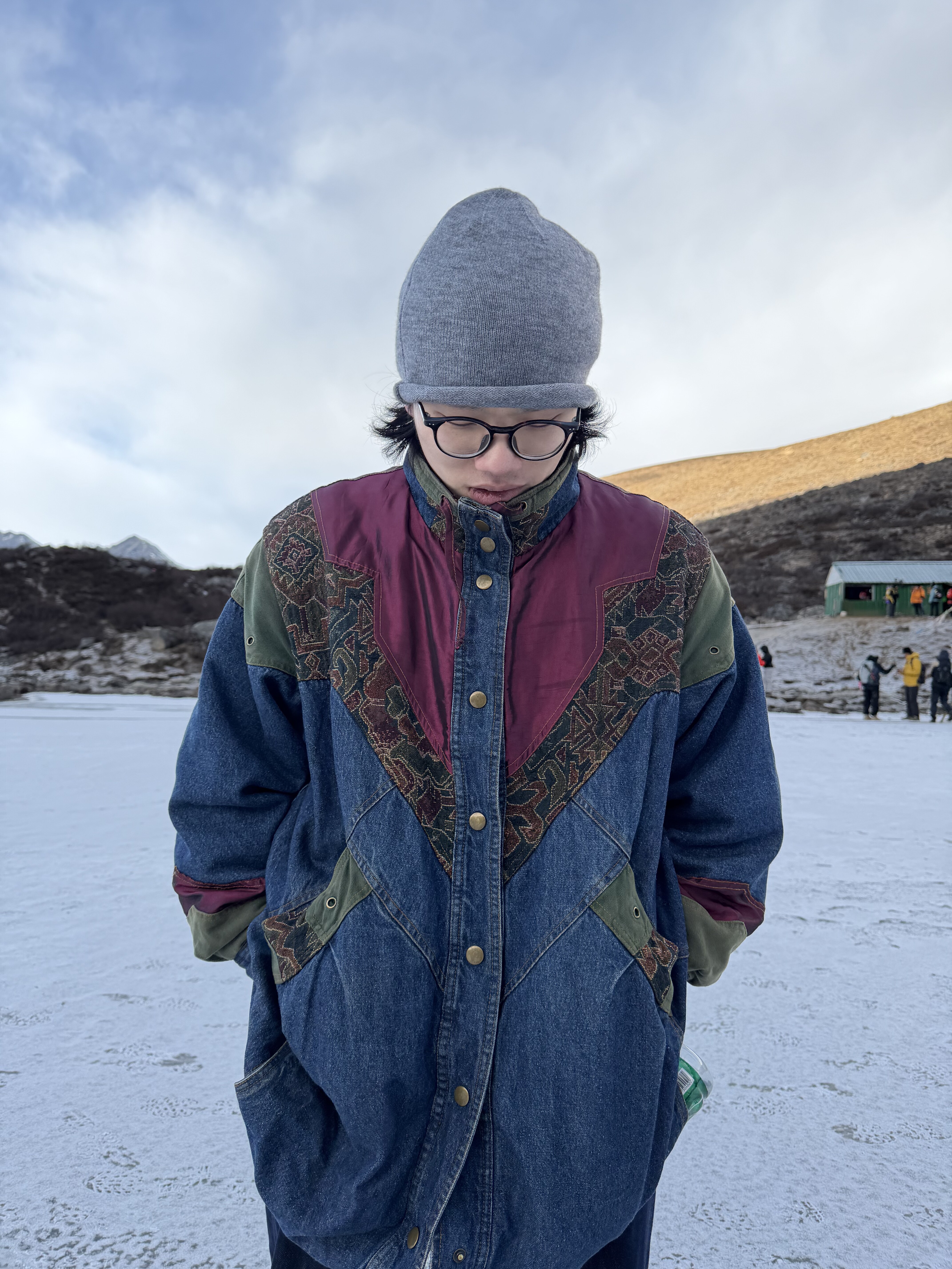 Ruy Valentín Z 在海边的个人肖像。